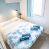 Una camera da letto con un letto matrimoniale, coperte colorate e asciugamani.