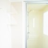 Un bagno moderno con una doccia con porta in vetro.