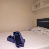 Letto matrimoniale con asciugamani piegati sopra.